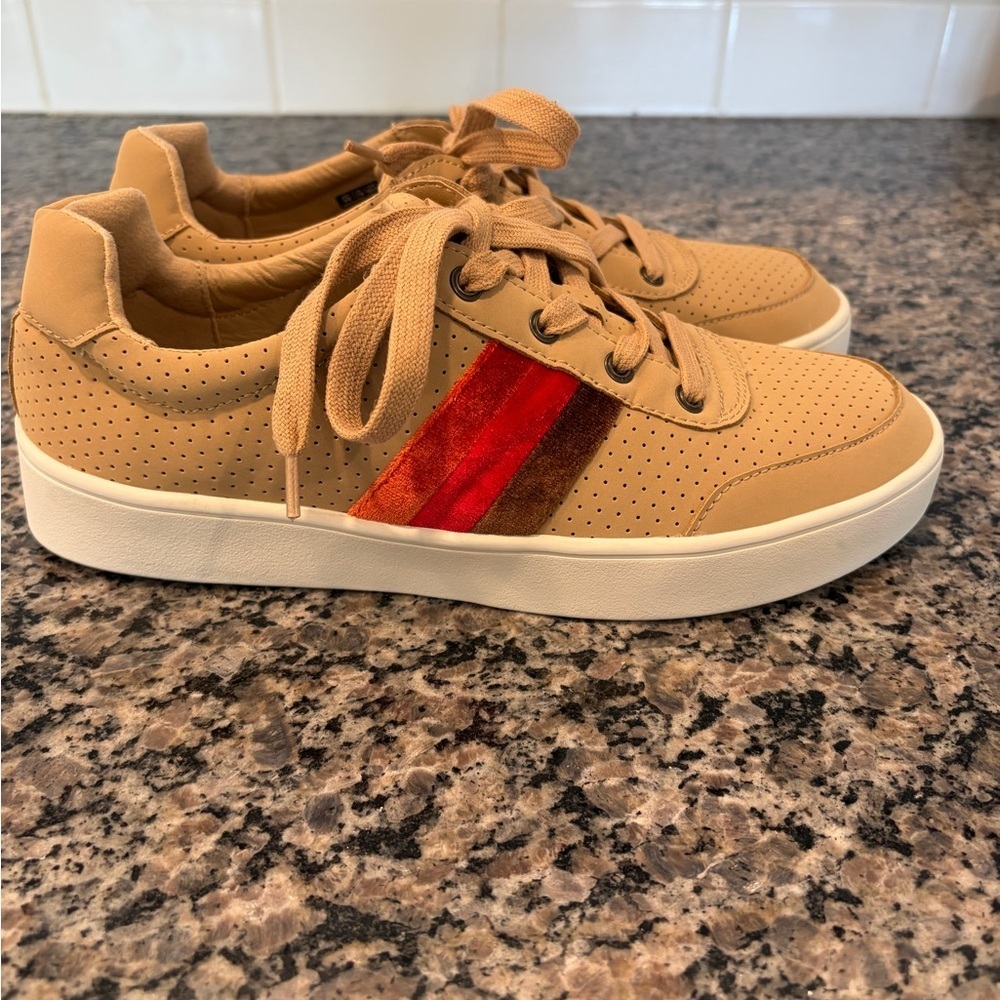 Revitalign Belmont Stripe Orthotic Sneakers Women’s 9B Tan Velvet Trim‎